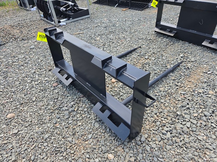 #6220-•-unused-jct-two-tine-skid-steer-bale-spear-attachment-image-3