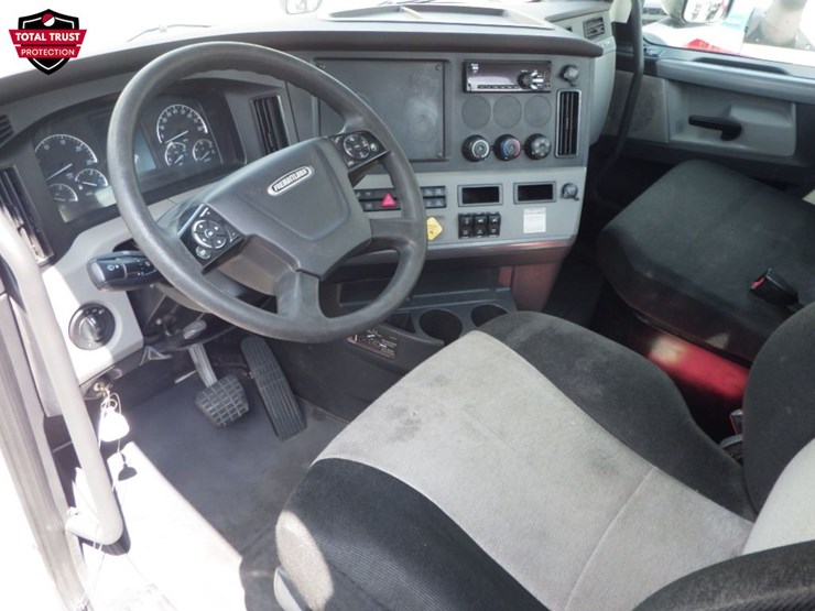 2019-freightliner-cascadia-126-image-16