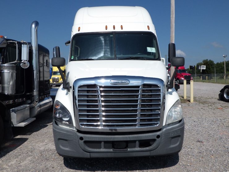 2016-freightliner-cascadia-113-image-2