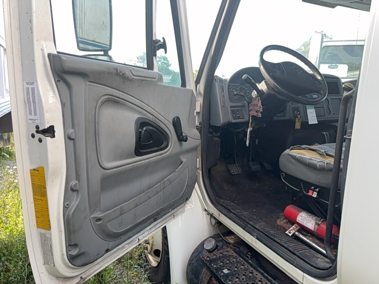 2004-international-4300-dt466-box-truck-image-23