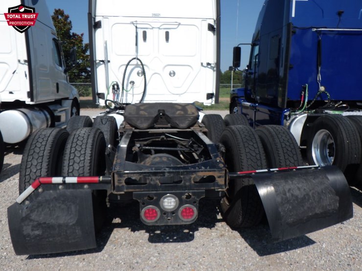 2023-freightliner-cascadia-126-image-10