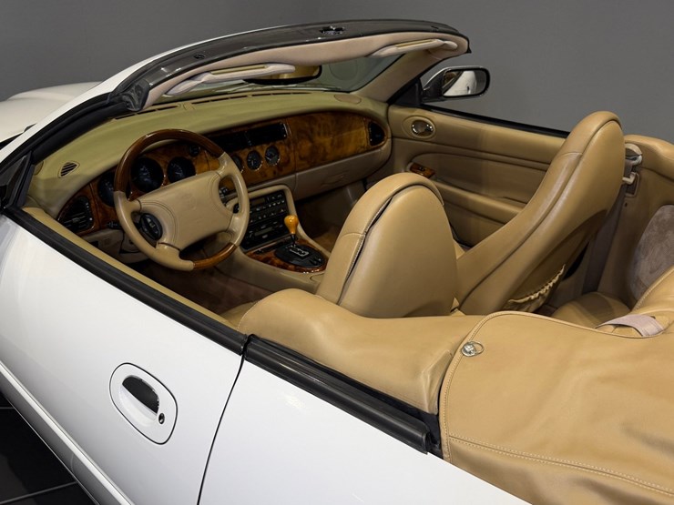 #1516-•-1997-jaguar-xk8-convertible-image-27
