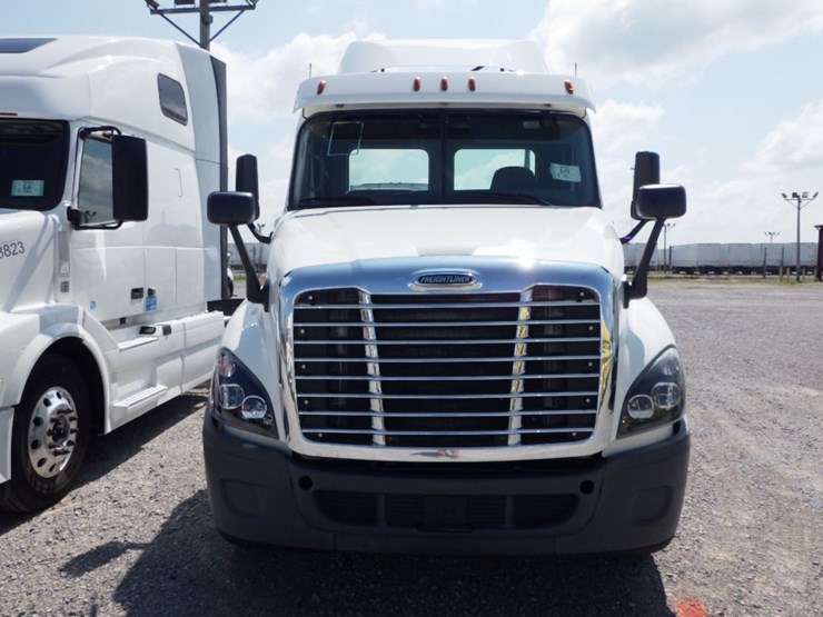 2018-freightliner-cascadia-125-image-2