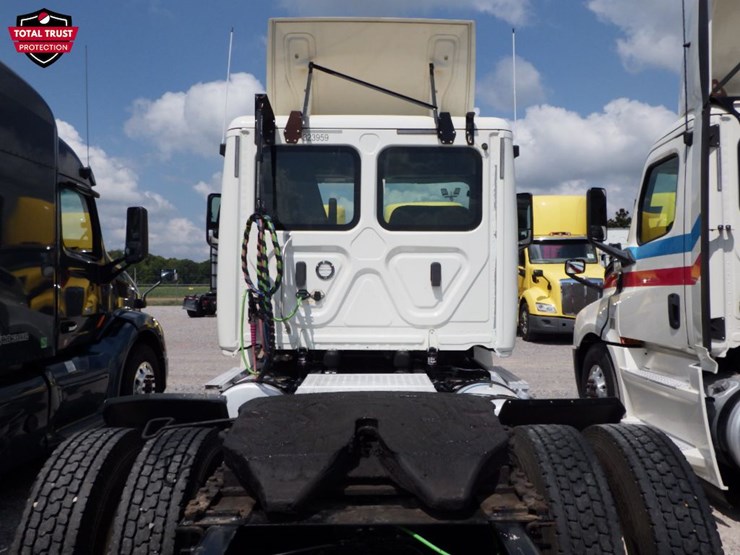2019-freightliner-cascadia-126-image-11