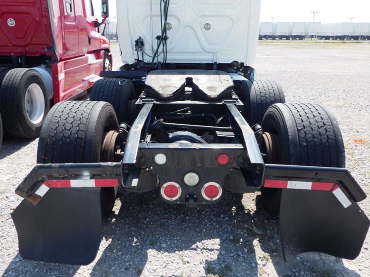 2016-freightliner-cascadia-125-image-11