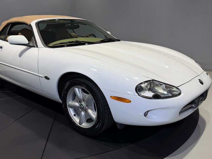 #1516-•-1997-jaguar-xk8-convertible-image-18