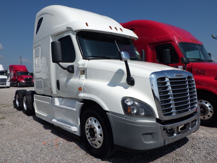 2016-freightliner-cascadia-125-image-3