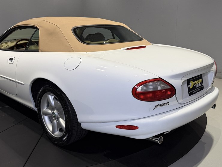 #1516-•-1997-jaguar-xk8-convertible-image-32