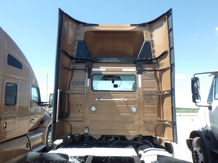 2023-volvo-vnl300-image-13