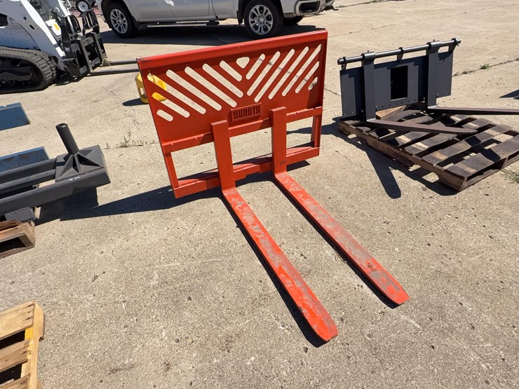 kubota-plate-with-forks-image-1