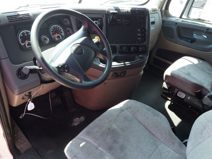 2016-freightliner-cascadia-125-image-22