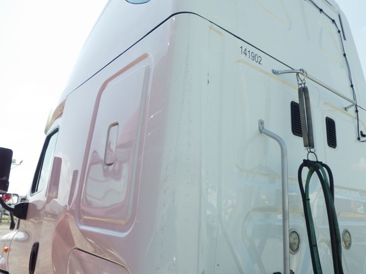 2016-freightliner-cascadia-125-image-19