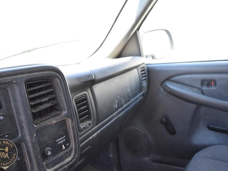 2004-chevrolet-silverado-1500-image-58