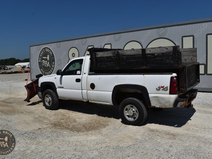 2004-chevrolet-silverado-1500-image-9