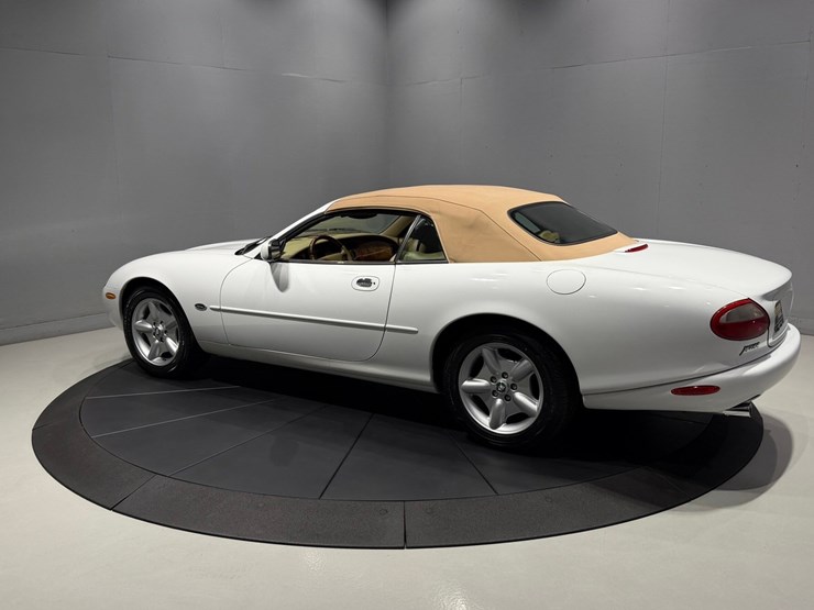 #1516-•-1997-jaguar-xk8-convertible-image-4