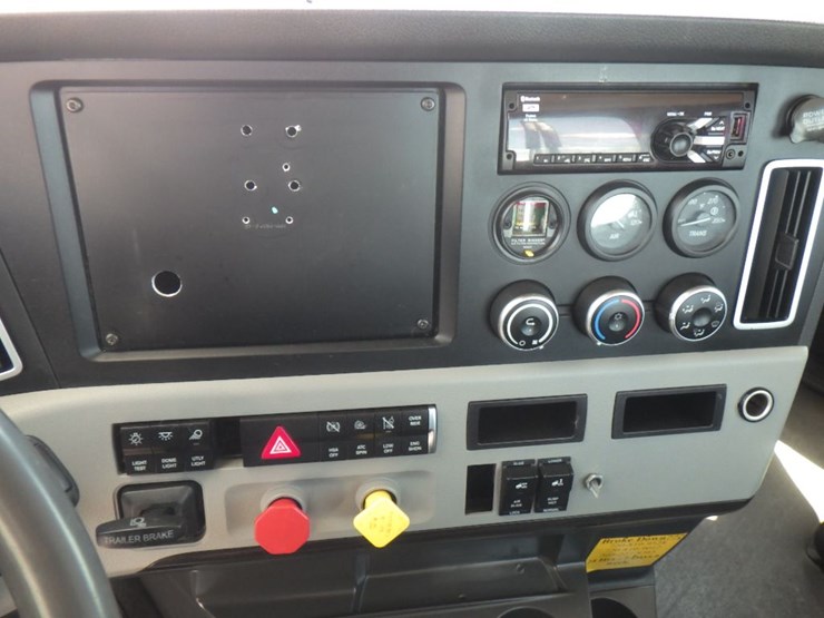 2018-freightliner-cascadia-116-image-12