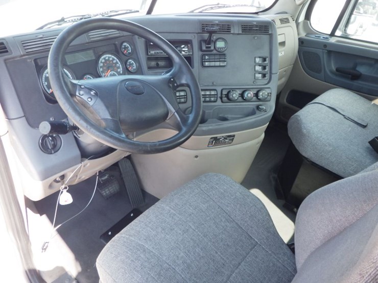 2018-freightliner-cascadia-125-image-16