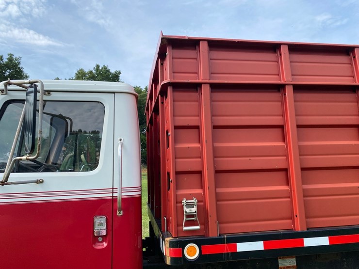 ih-1700-grain-truck-image-30