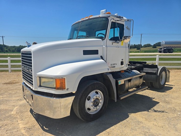 2003-mack-ch612-image-1