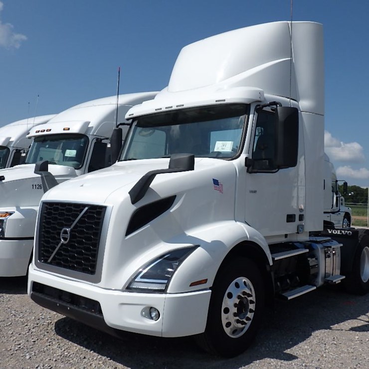 2021 VOLVO VNR300