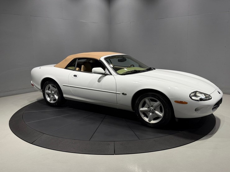 #1516-•-1997-jaguar-xk8-convertible-image-12