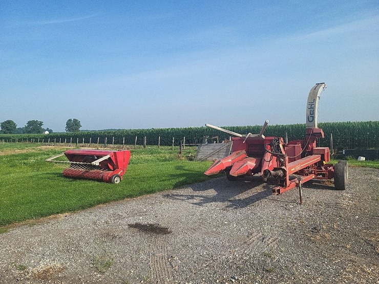 gehl-1065-tandem-axle-forage-chopper-w/2-heads---nice-image-1
