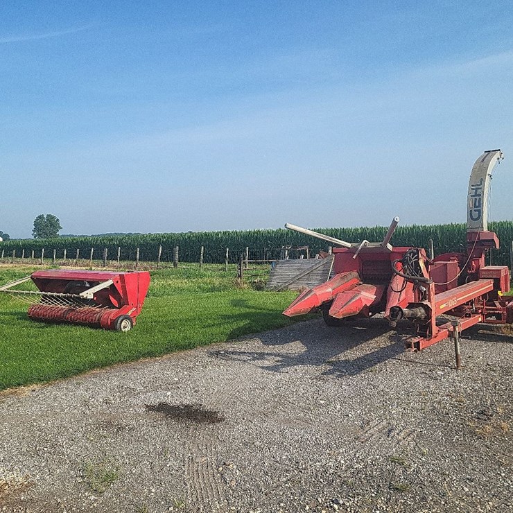 Gehl 1065 Tandem Axle Forage Chopper w/2 Heads - Nice