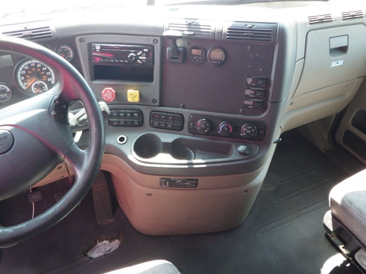 2016-freightliner-cascadia-125-image-24