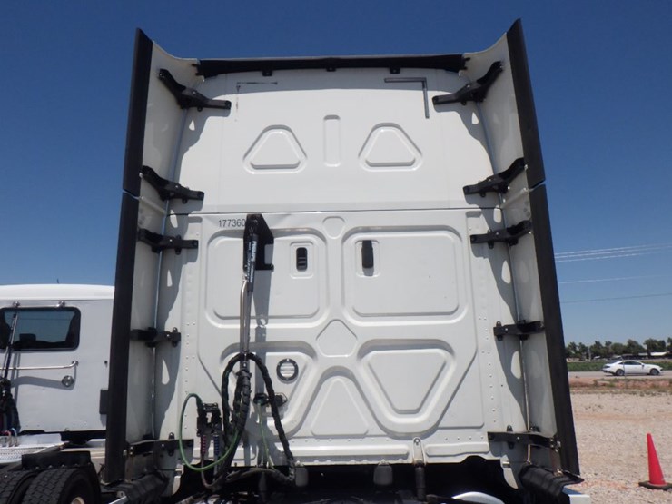 2018-freightliner-cascadia-125-evolution-image-12