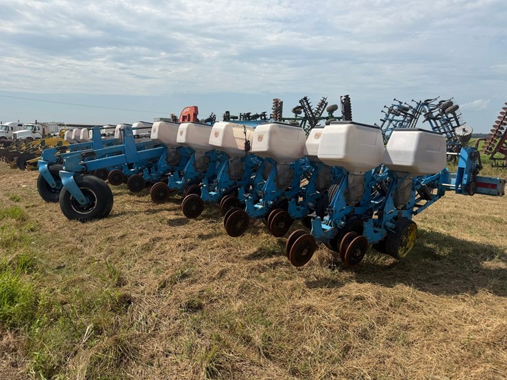 #51909-•-monosem-12-twin-row-38"-center-planter-05a116-inv#51909-image-3