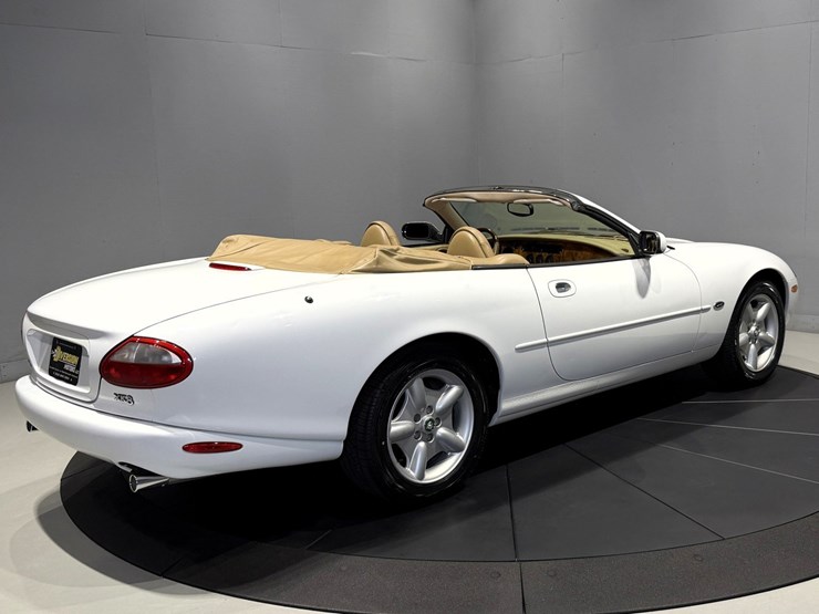 #1516-•-1997-jaguar-xk8-convertible-image-40