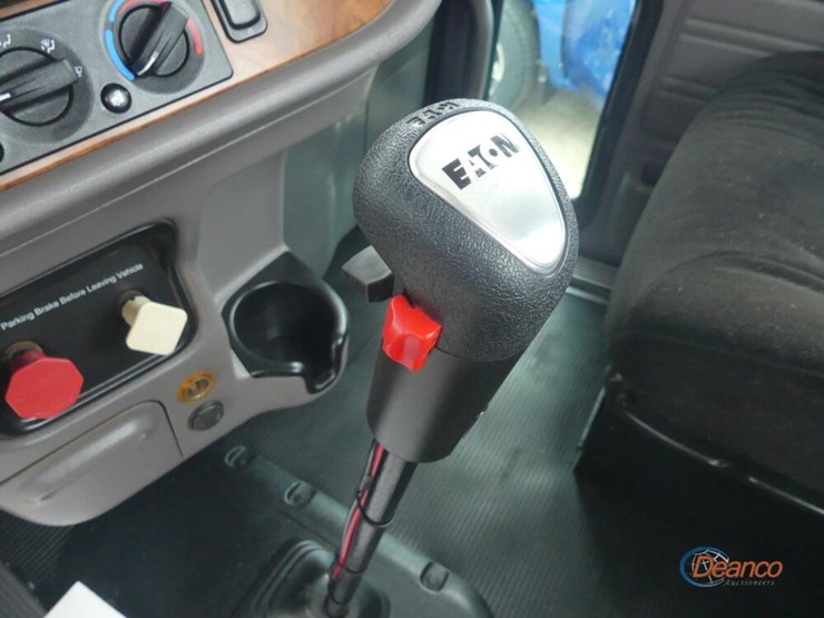 2012-peterbilt-388-image-19