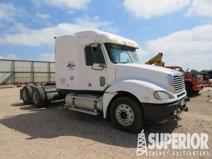 2003-freightliner-columbia-t/a-truck-tractor-w/sleeper-image-2