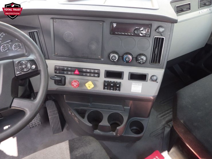 2019-freightliner-cascadia-126-image-18