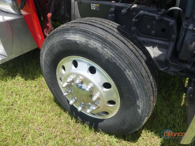 2009-peterbilt-388-image-12