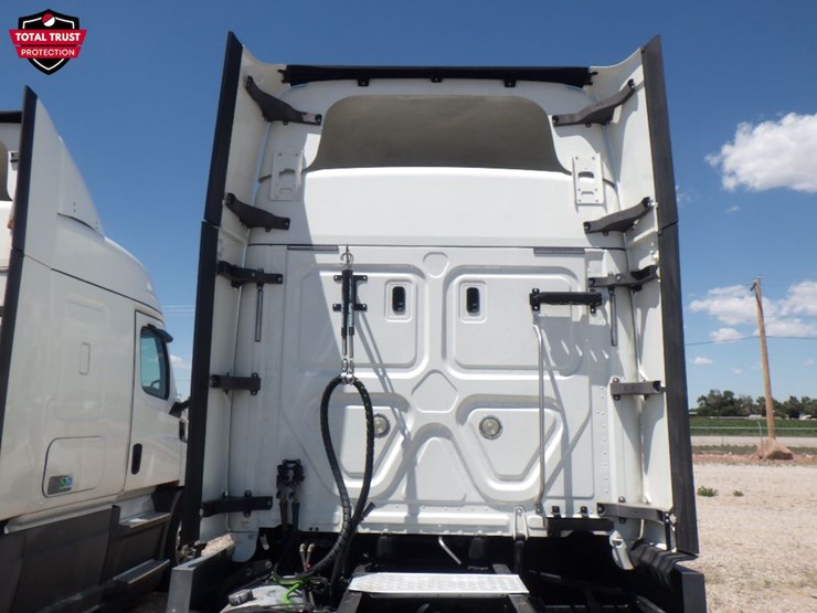 2020-freightliner-cascadia-116-image-11