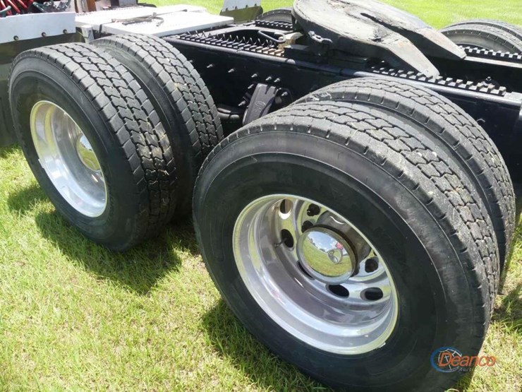 2009-peterbilt-388-image-4
