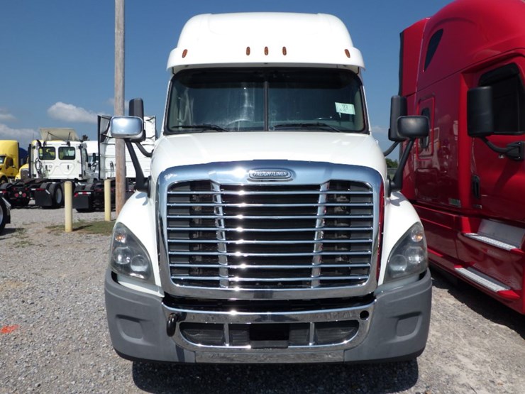 2016-freightliner-cascadia-125-image-2