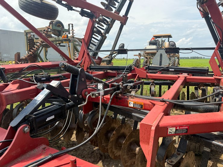case-ih-330-image-36