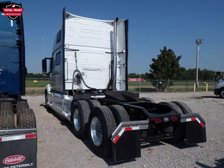 2024-volvo-vnl860-image-11