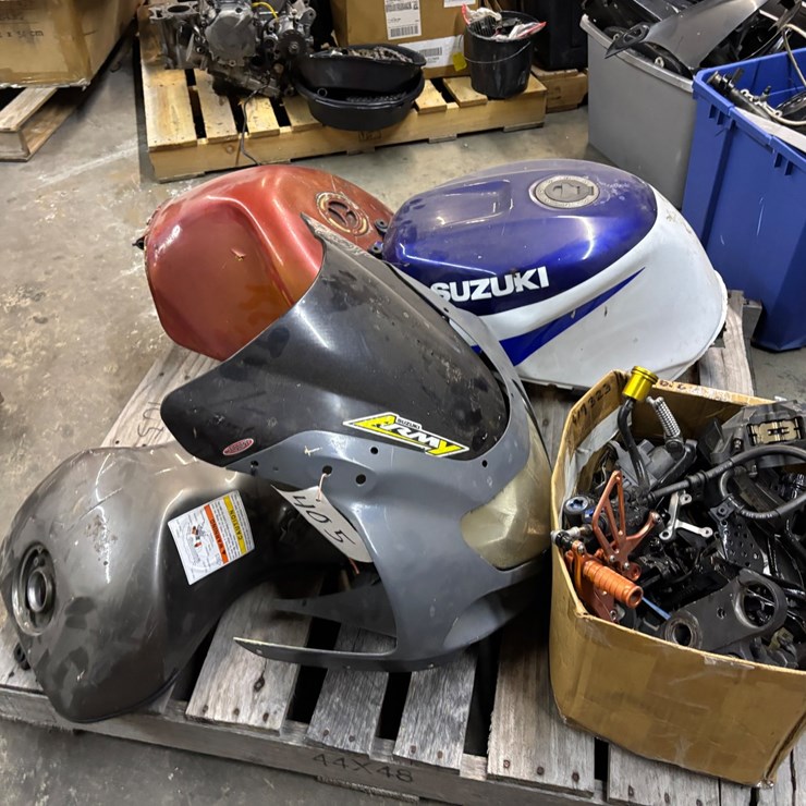 #405 • LOT OF MOTORCYCLE PARTS
