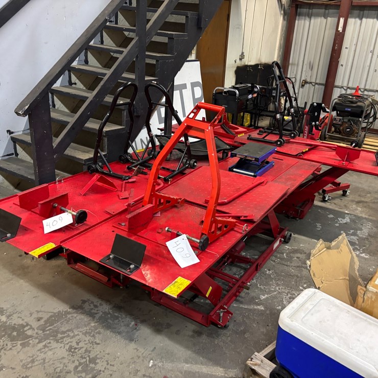 #409 • LOT OF JACKS AND STANDS