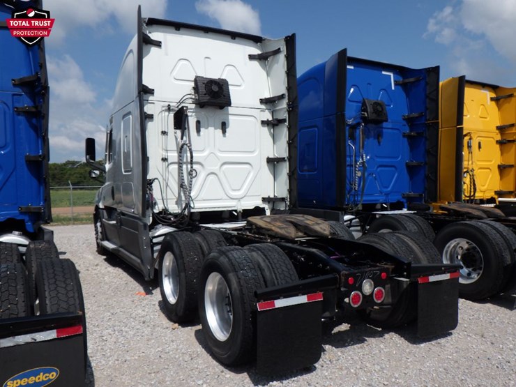 2022-freightliner-cascadia-126-image-12