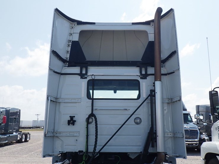 2021-volvo-vnr300-image-11