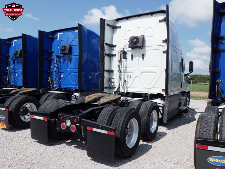 2022-freightliner-cascadia-126-image-8