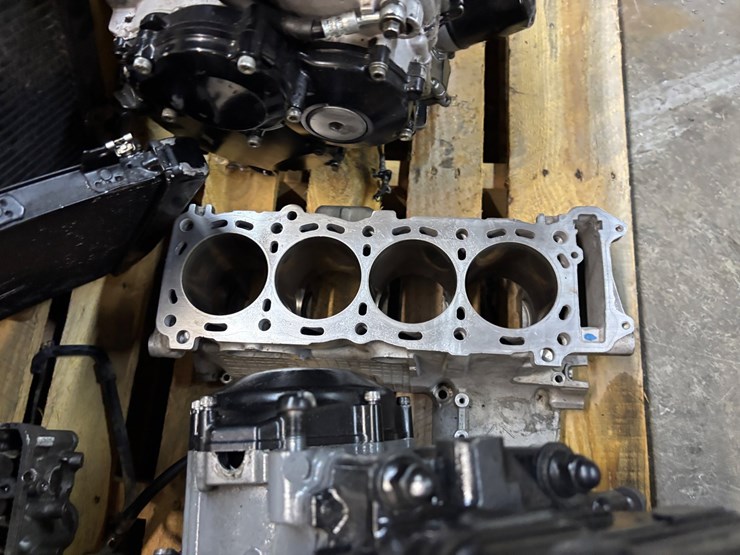 #408-•-2-pallets-of-motorcycle-engines-and-engine-parts-image-8