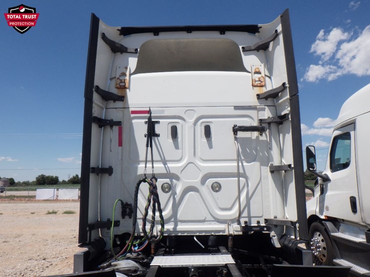 2020-freightliner-cascadia-116-image-11