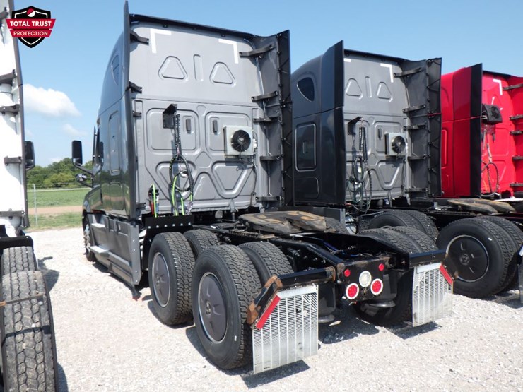 2022-freightliner-cascadia-126-image-12