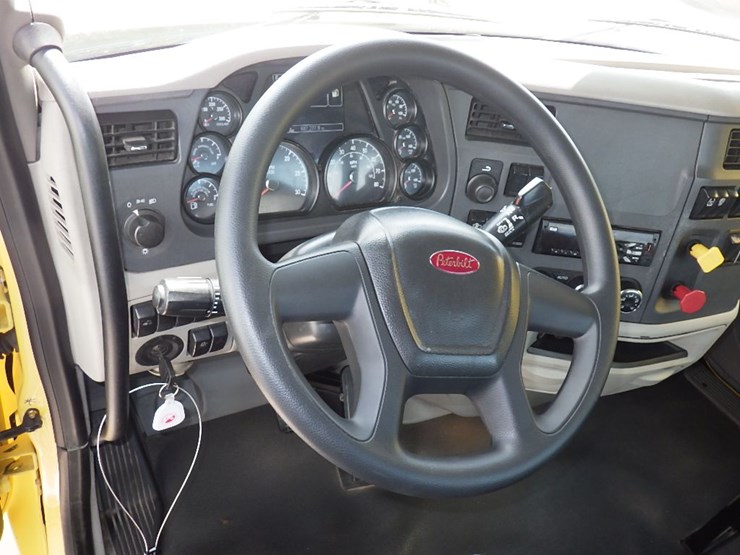 2021-peterbilt-579-image-18