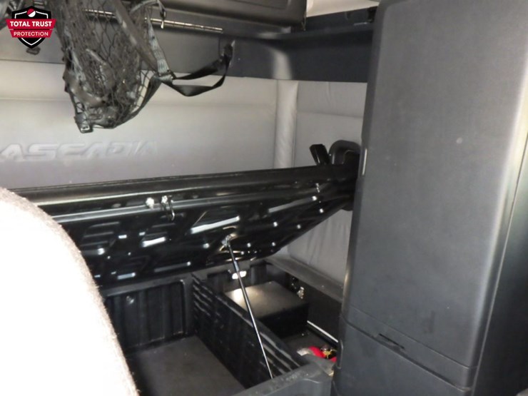 2022-freightliner-cascadia-126-image-6